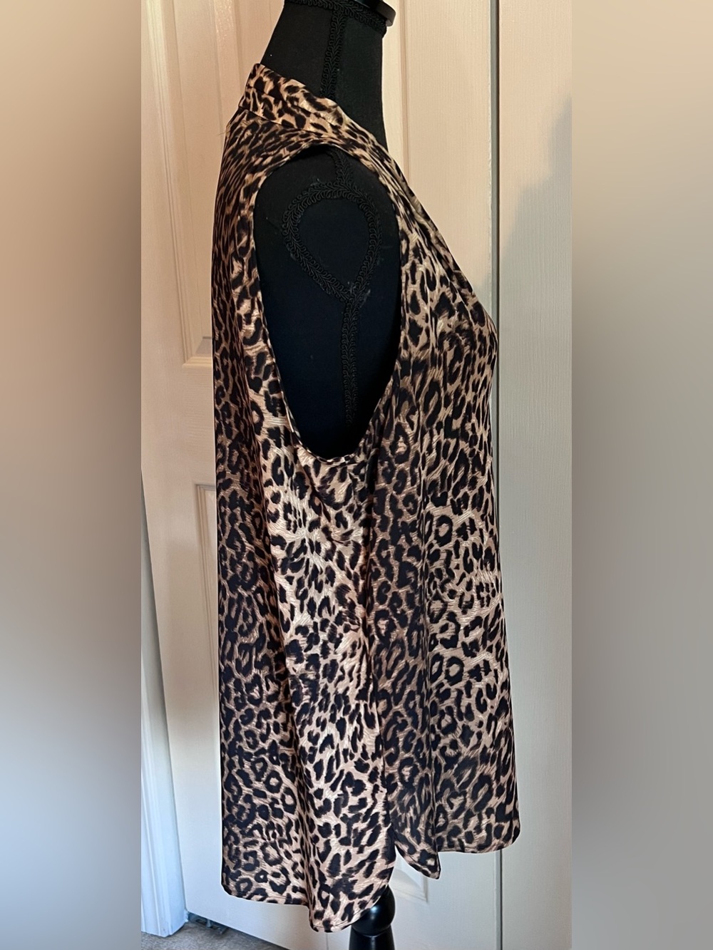 Vince Camuto Leopard Print Sleeveless V-Neck Top Corpcore Women’s Size Medium - Picture 4 of 10